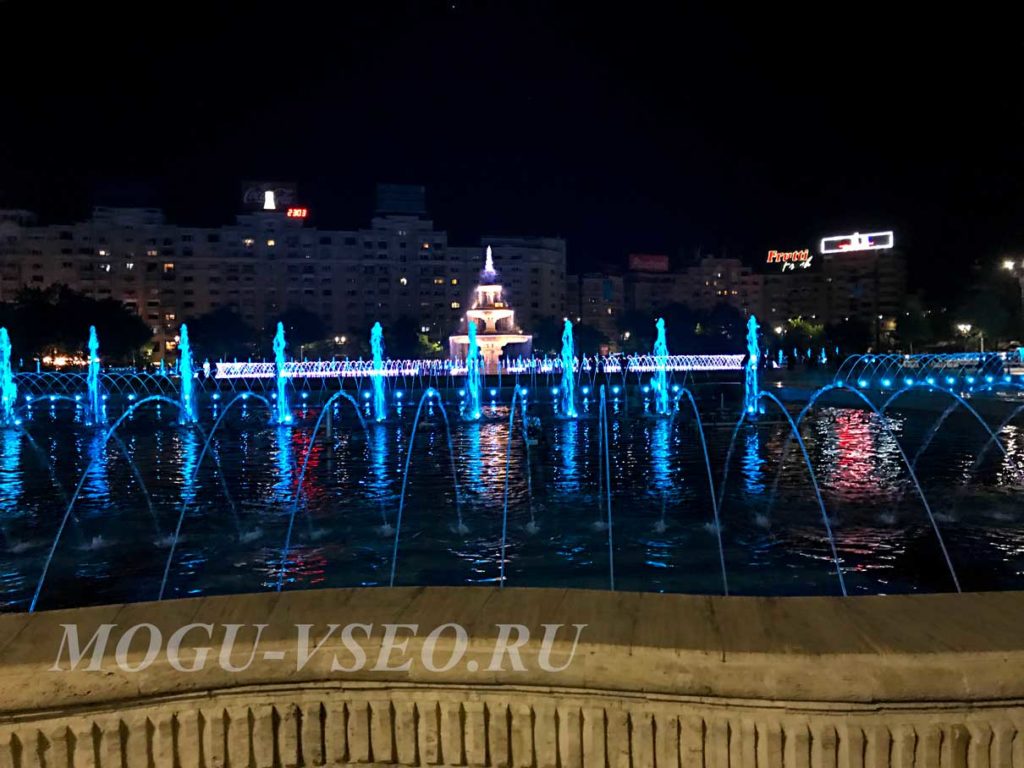 Бухарест фонтан на площади ночью фото